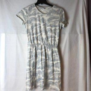 Old Navy t-shirt Camo dress print gray light blue size M